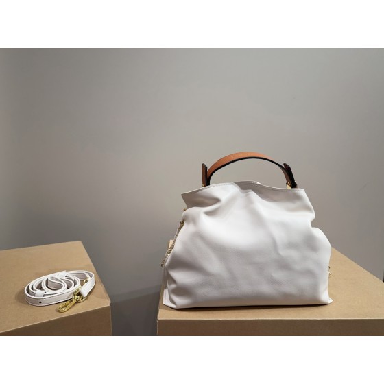 The Roewe Flamenco chain lucky bag is white